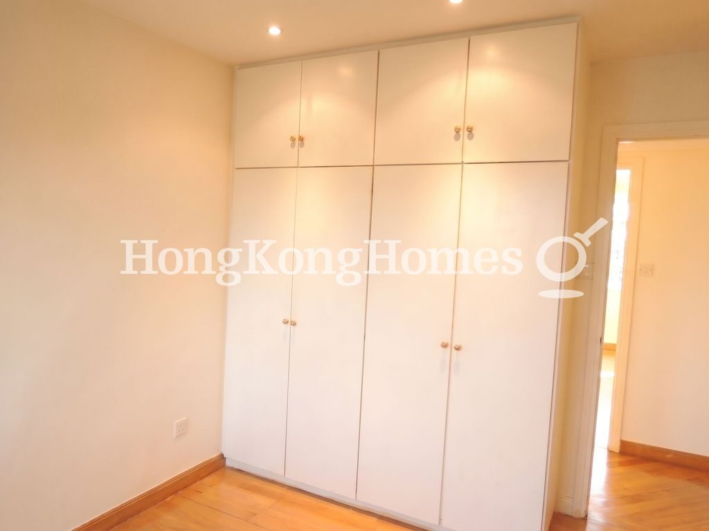 Built-in Wardrobe in Master Bedroom — Baguio Villa - Block 20, Pokfulam