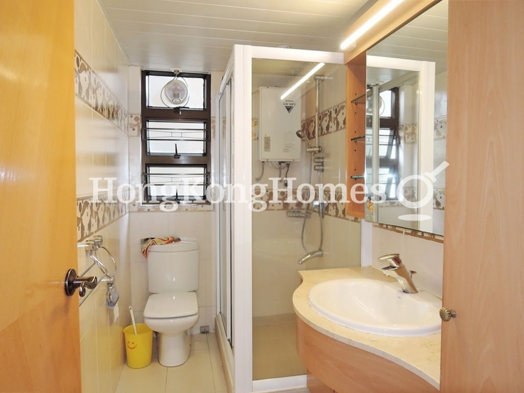 Guest Bathroom — Baguio Villa - Block 20, Pokfulam