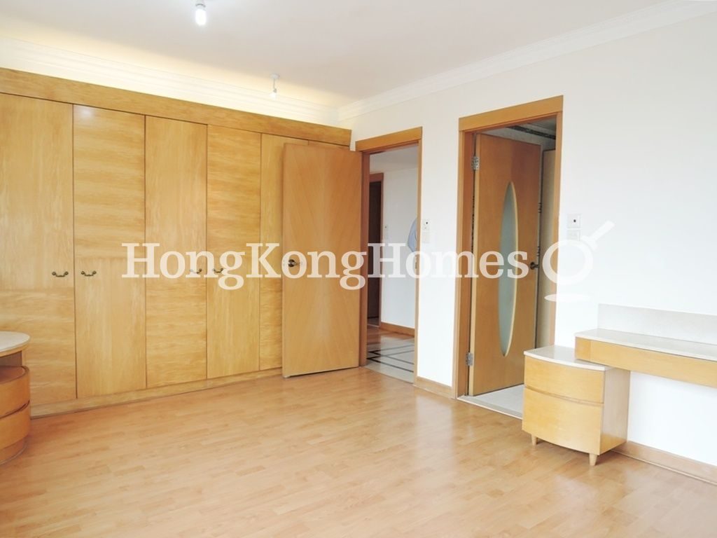 Built-in Wardrobe in Master Bedroom — Baguio Villa - Block 20, Pokfulam