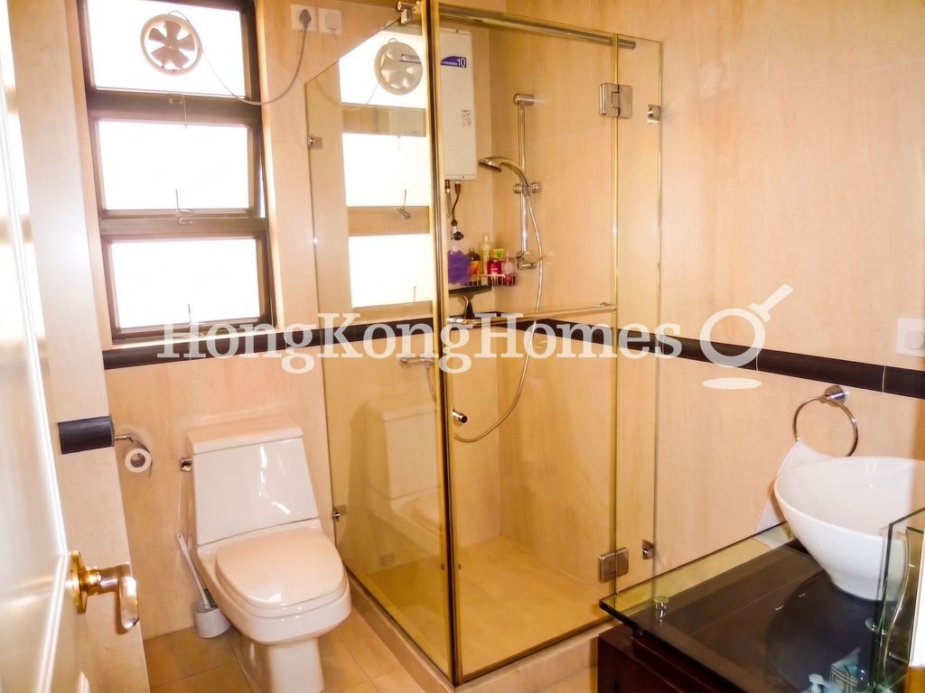 Guest Bathroom — Baguio Villa - Block 18, Pokfulam