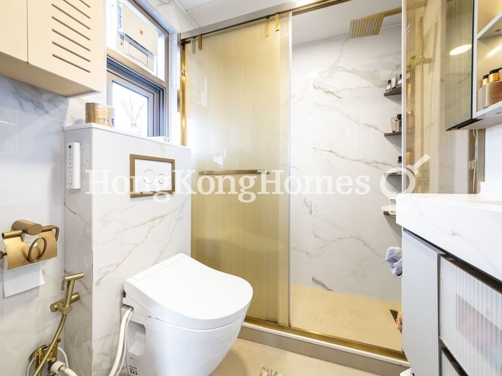Master Bathroom — Baguio Villa - Block 19, Pokfulam