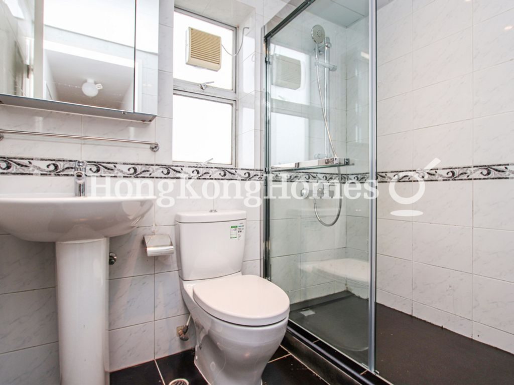 Guest Bathroom — Braemar Hill Mansion - Block 15, North Point Hill