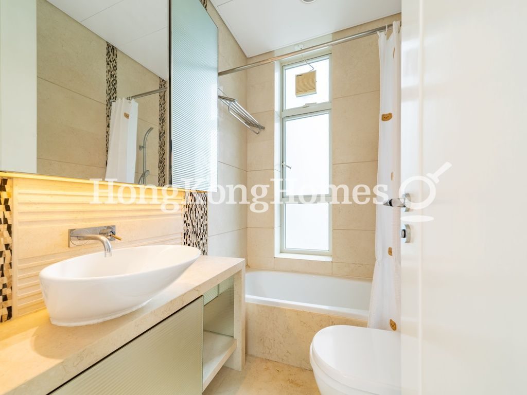 Guest Bathroom — Conduit 18, Mid-levels West