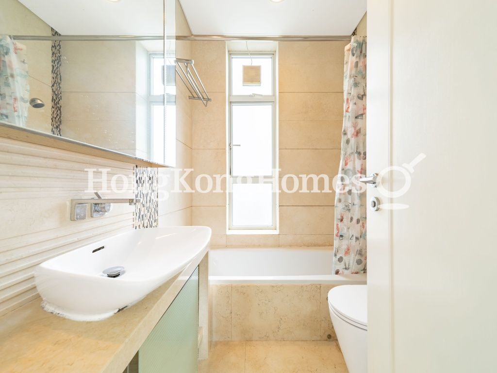 Master Bathroom — Conduit 18, Mid-levels West