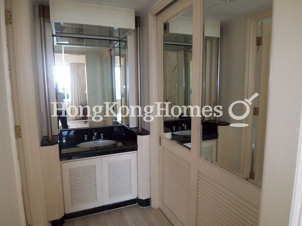 Walk-in Closet in Master Bedroom — Hong Kong Parkview - Tower 05, Repulse Bay