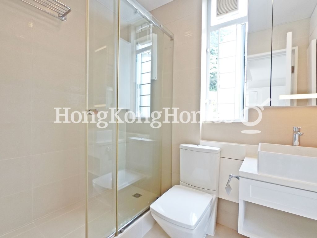Guest Bathroom — Minton Court, Jardine's Lookout