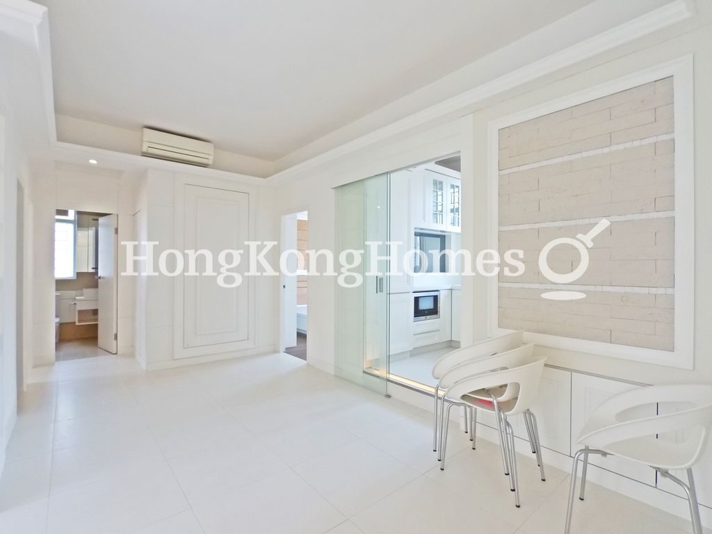 Living and Dining Room — Minton Court, Jardine's Lookout