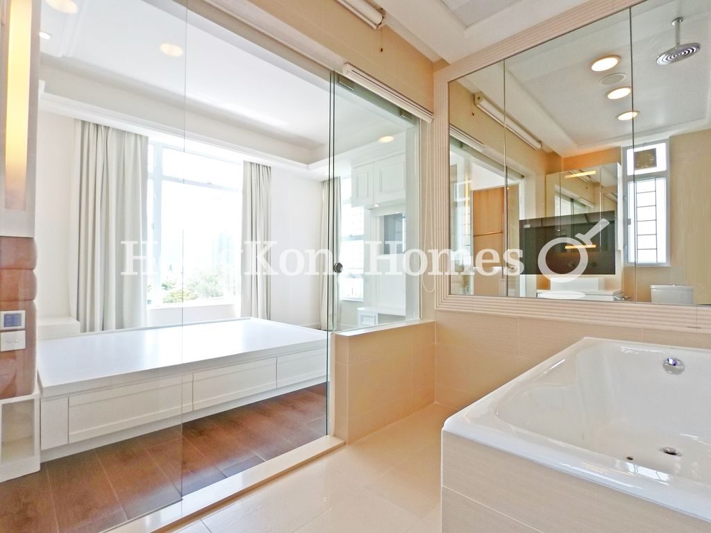 Master Bathroom — Minton Court, Jardine's Lookout
