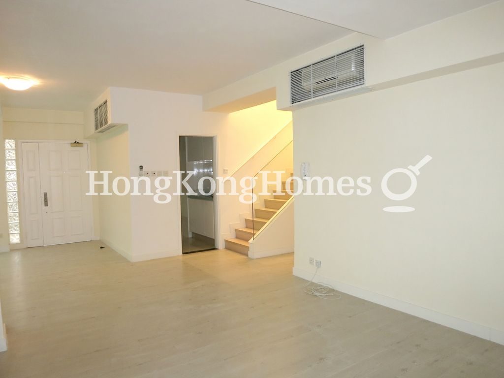 photo 3 — Phase 8 - La Costa - Costa Avenue (1-33 odd), Discovery Bay