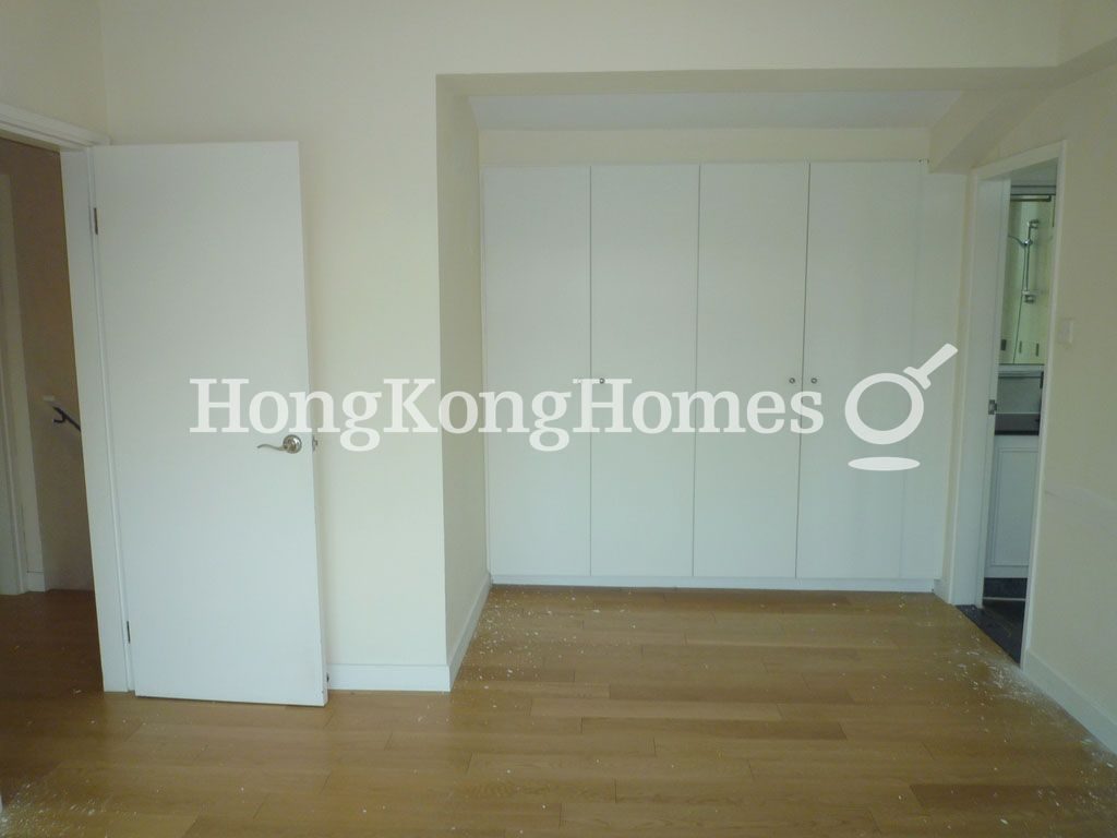 Built-in Wardrobe in Master Bedroom — Phase 8 - La Costa - Costa Avenue (1-33 odd), Discovery Bay