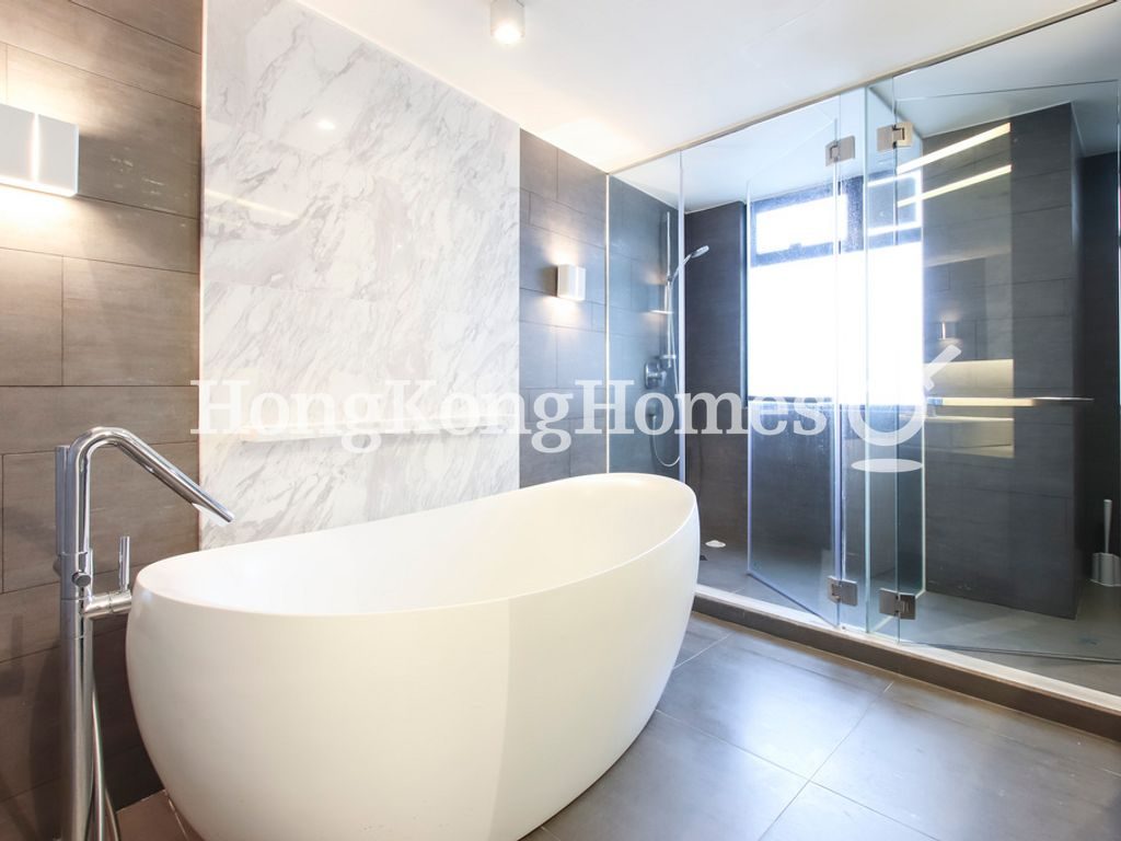 Master Bathroom — Realty Gardens - Rome Court, Mid-levels West