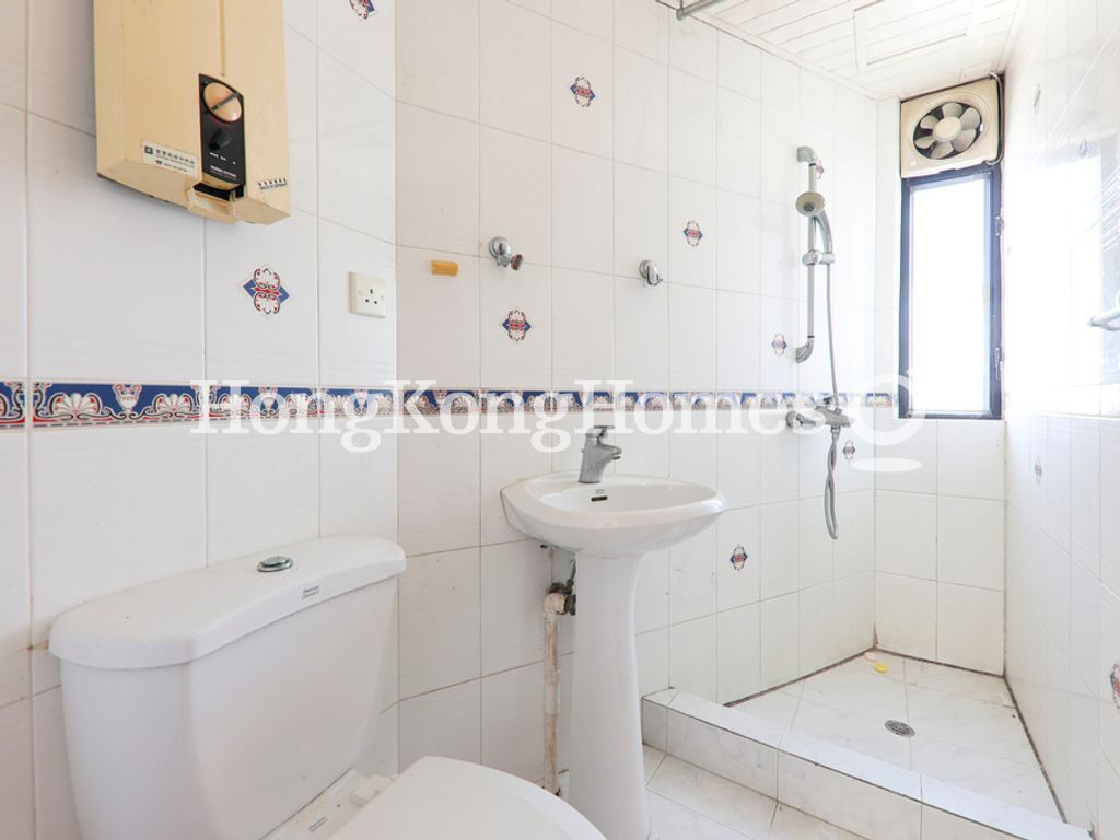 Guest Bathroom — Seaview Garden, North Point Hill