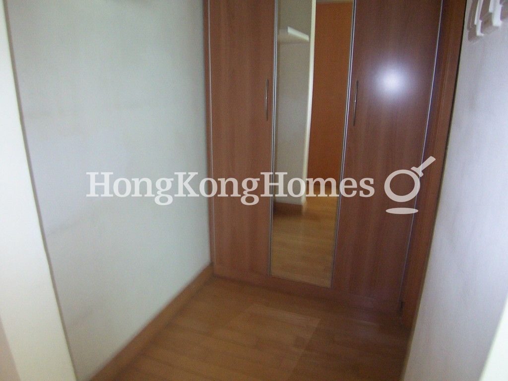 Walk-in Closet in Master Bedroom — The Waterfront - Block 05, Tsim Sha Tsui