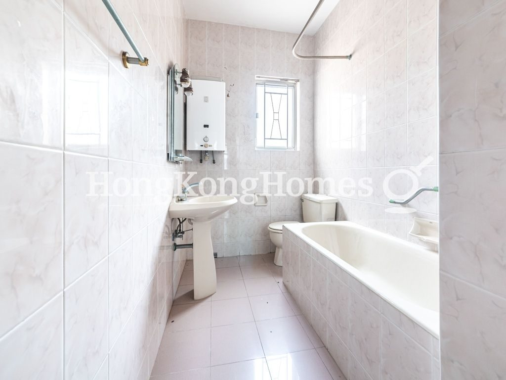 Master Bathroom — Green Lane Court, Happy Valley