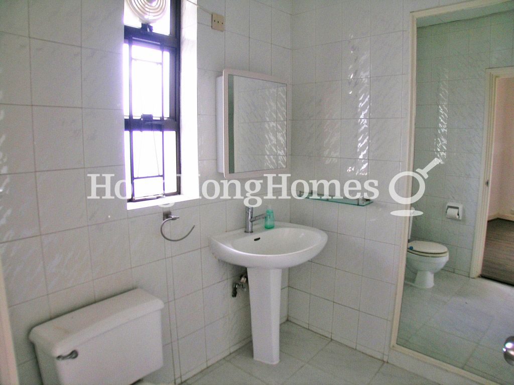 Second Ensuite Bathroom — Grandview Mansions, Tai Hang