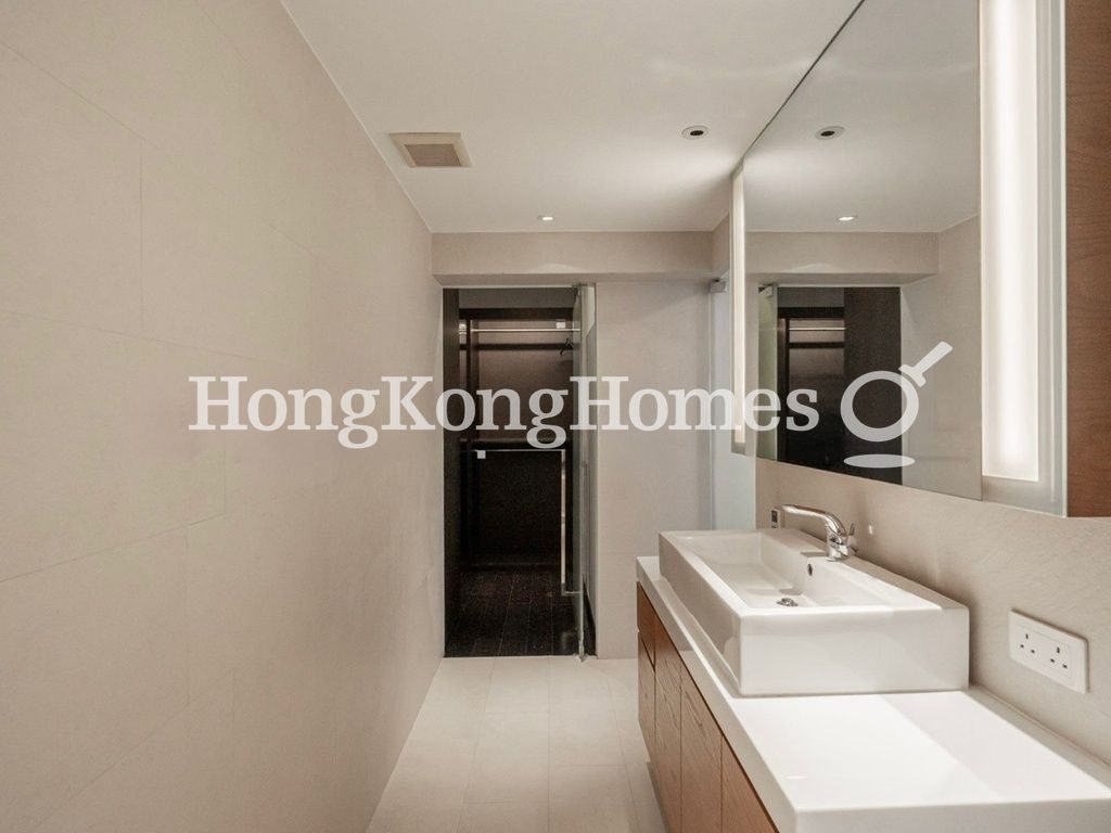 Master Bathroom with Walk-in Wardrobe — Botanic Terrace, Mid-levels West