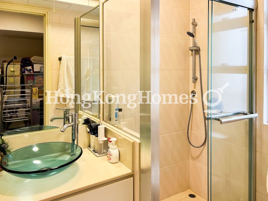 Guest Bathroom — Realty Gardens - London Court, Mid-levels West