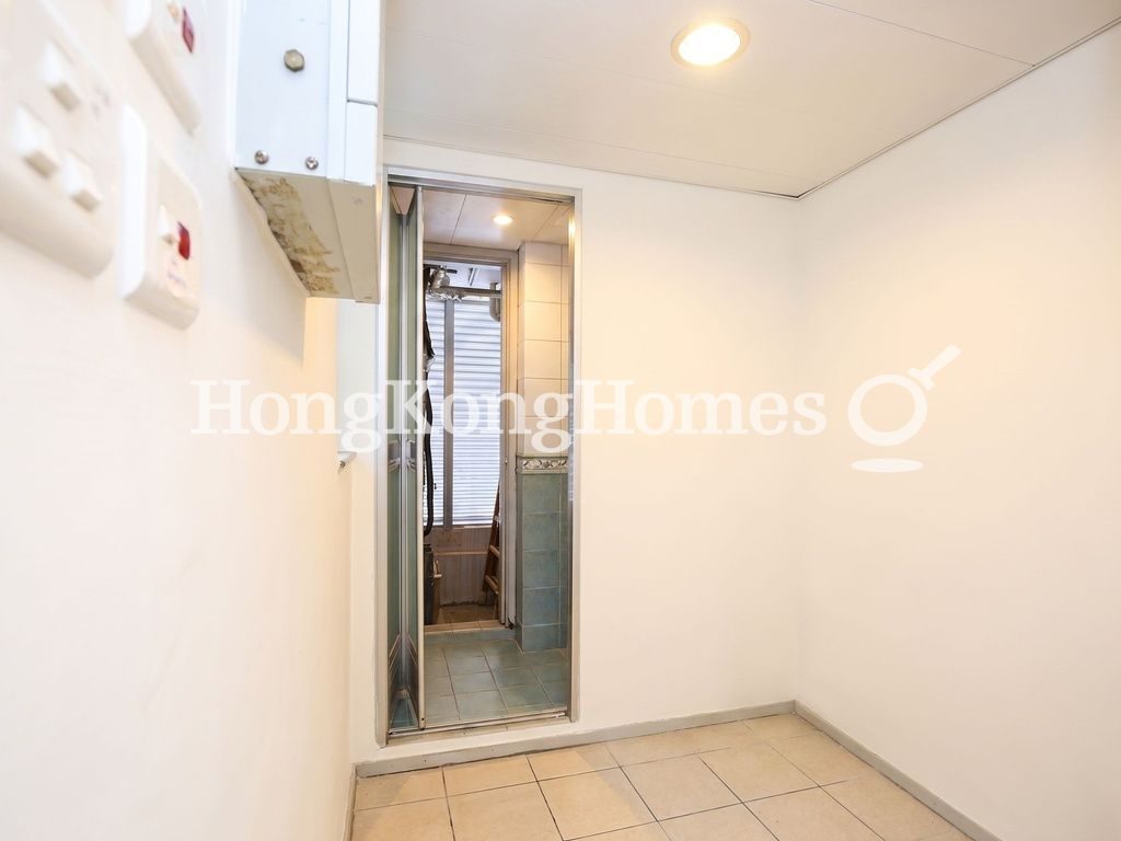 Maid's Room and Washroom — Residence Bel-air - Phase 04, Peak Tower 09, Pokfulam