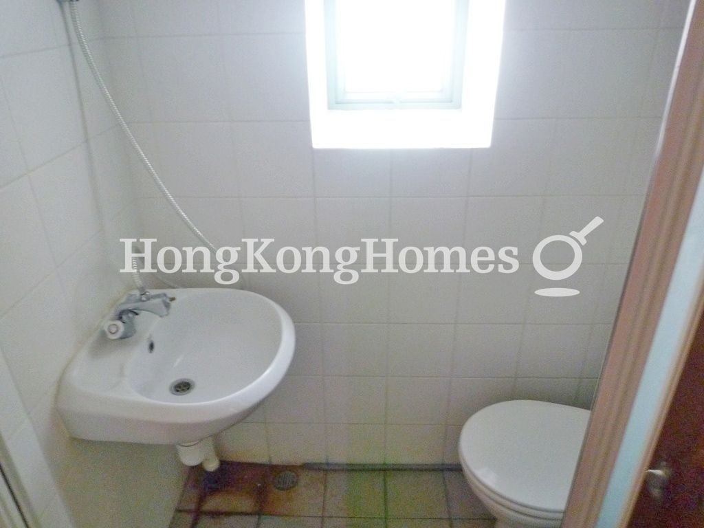Maid's Bathroom — Sky Horizon - Block 02, North Point Hill