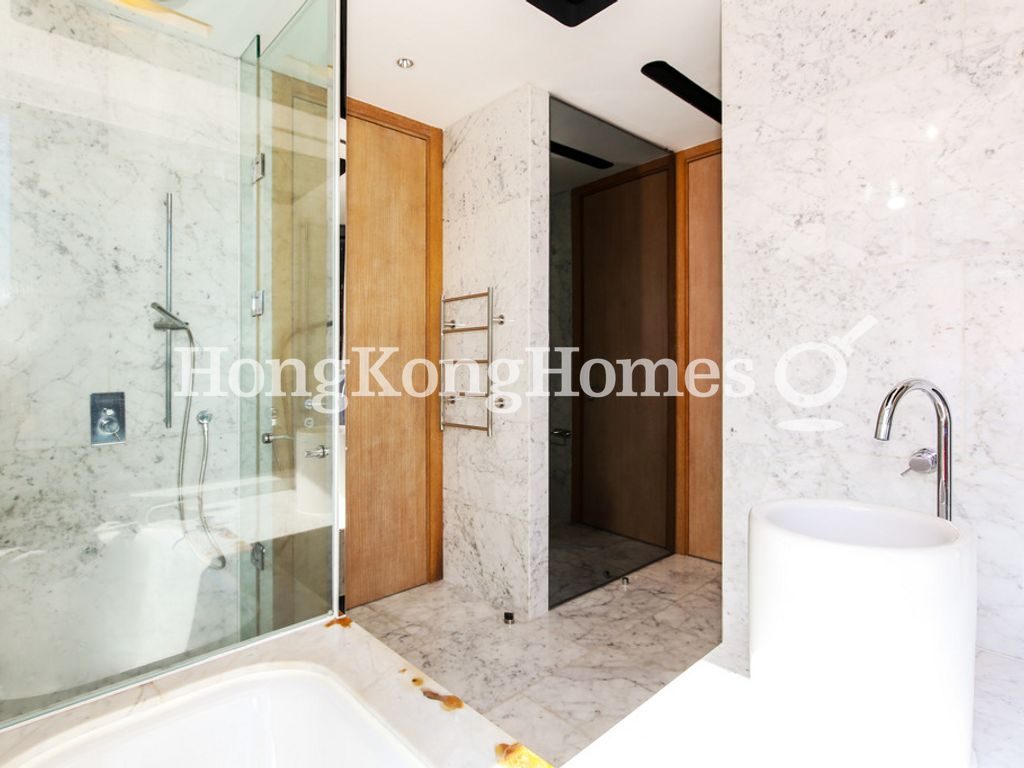 Ensuite Bathroom — The Gloucester, Wan Chai