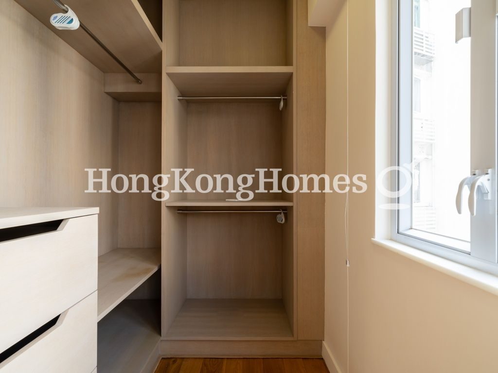 Dressing Area in Master Bedroom — Yue Yan Mansion - Block D, Pokfulam