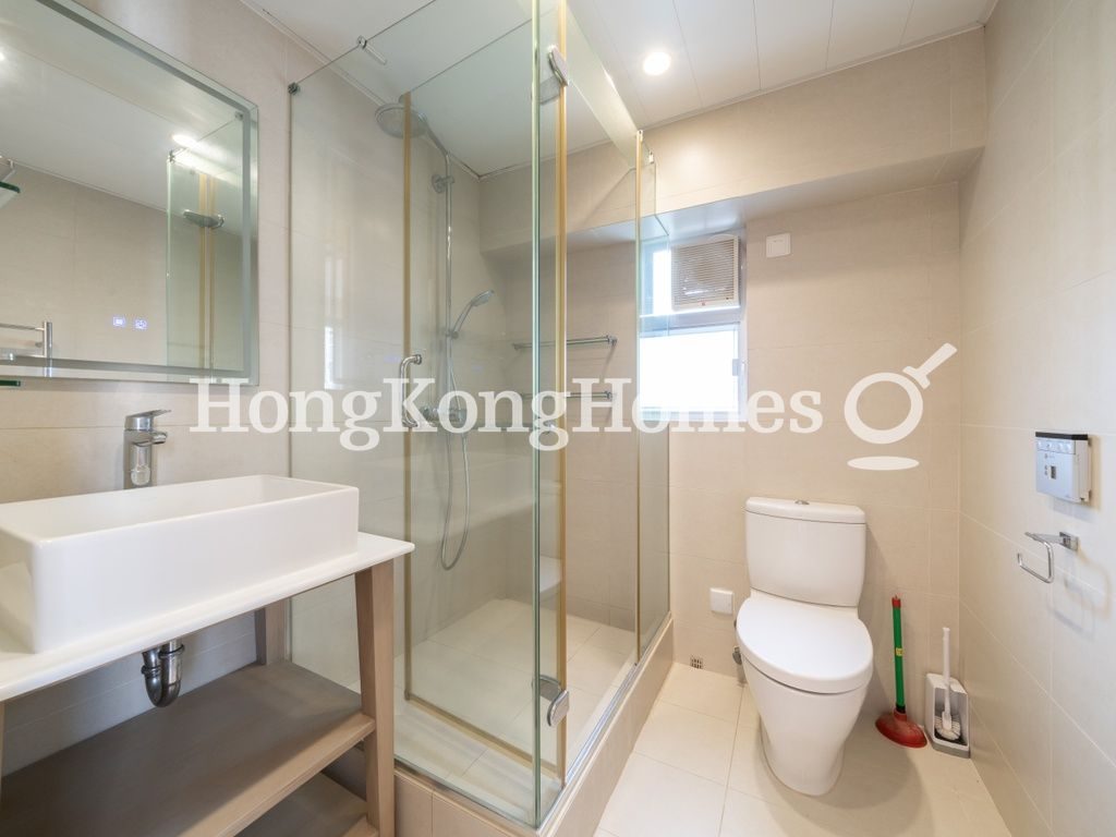 Master Bathroom — Yue Yan Mansion - Block D, Pokfulam