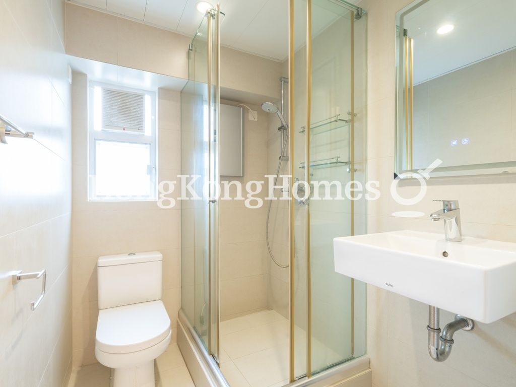 Guest Bathroom — Yue Yan Mansion - Block D, Pokfulam