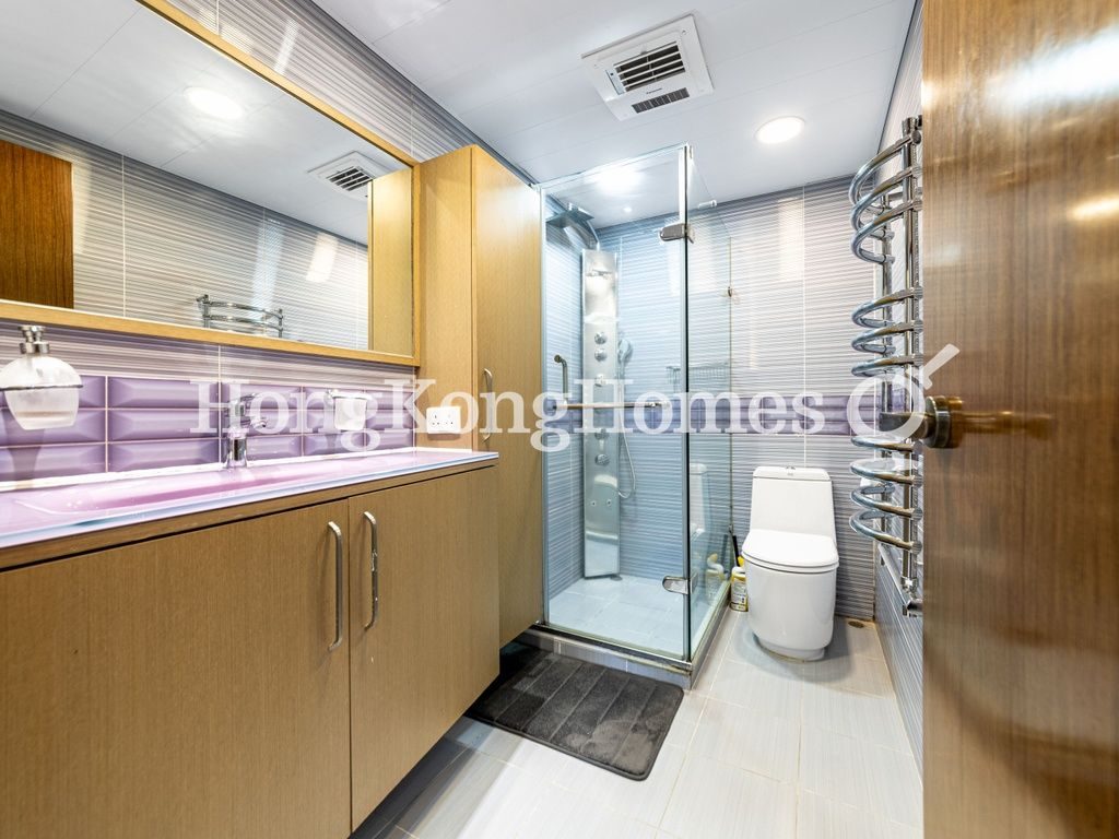 Guest Bathroom — Baguio Villa - Block 24, Pokfulam