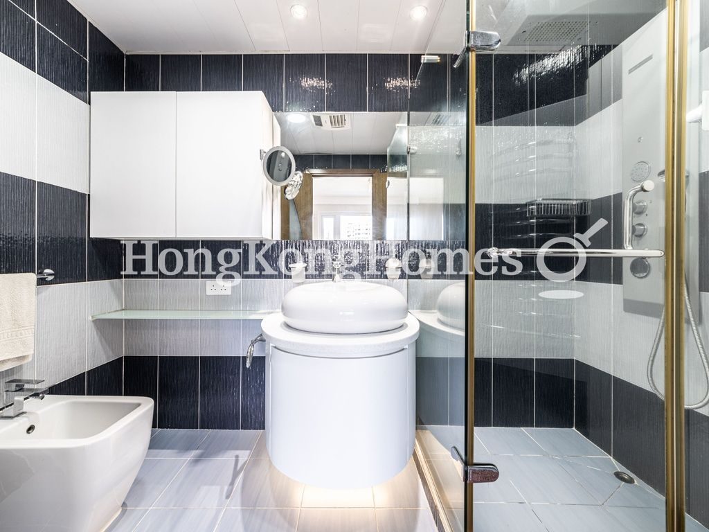 Master Bathroom — Baguio Villa - Block 24, Pokfulam