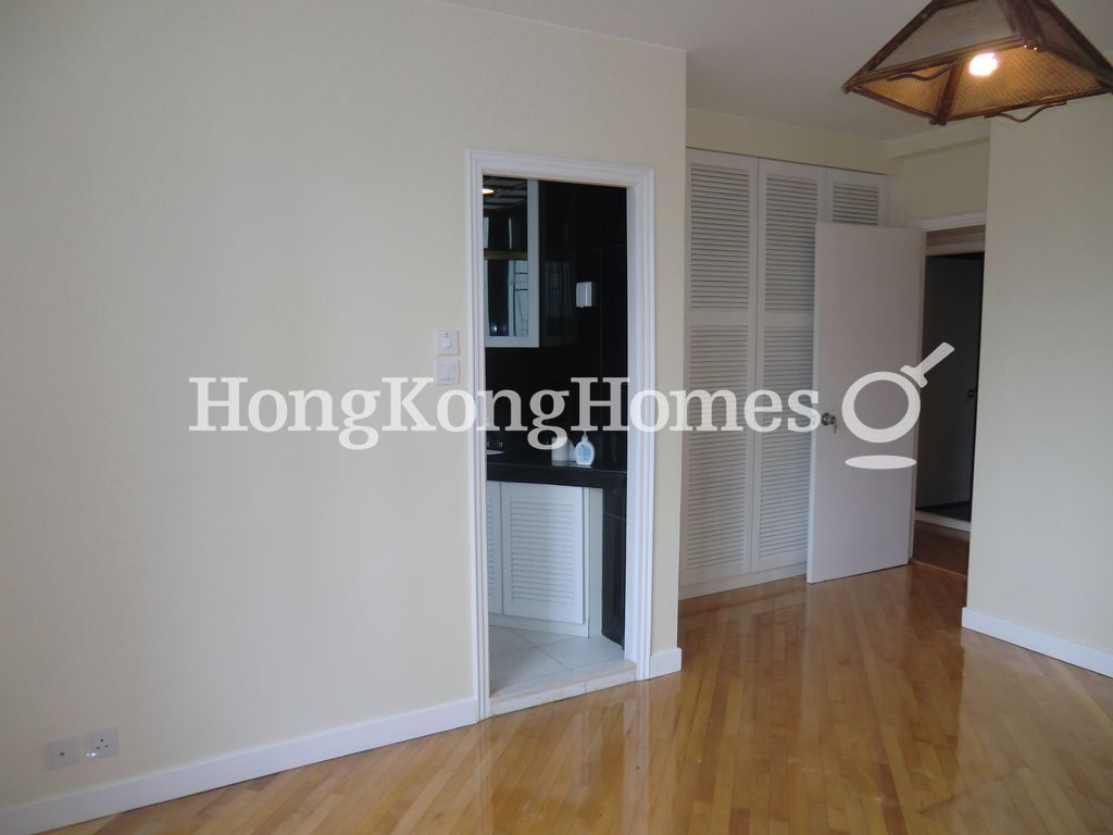 Built-in Wardrobe in Master Bedroom — Best View Court, Mid-levels Central