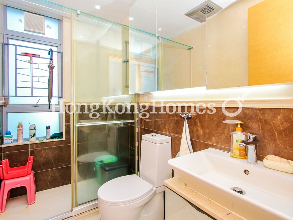 Guest Bathroom — Residence Bel-air - Phase 04, Peak Tower 08, Pokfulam