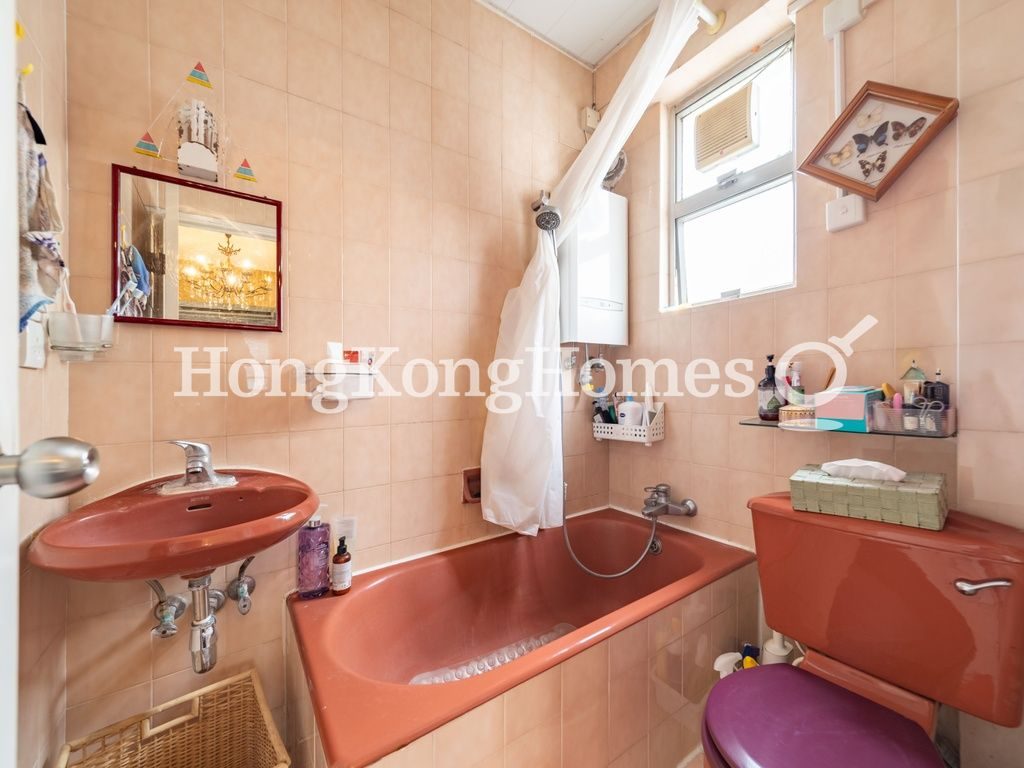 Master Bathroom — Yue Yan Mansion - Block B, Pokfulam