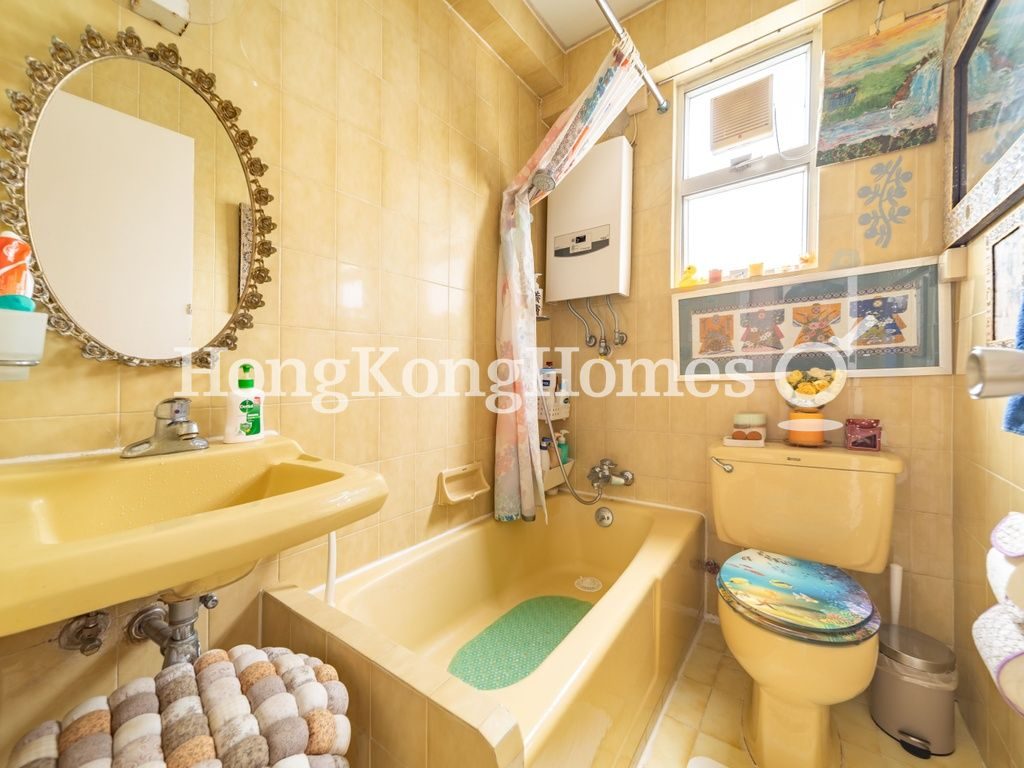 Guest Bathroom — Yue Yan Mansion - Block B, Pokfulam