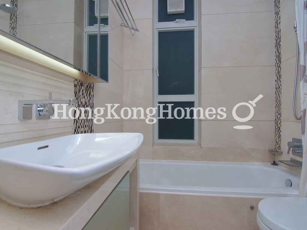 Master Bathroom — Conduit 18, Mid-levels West