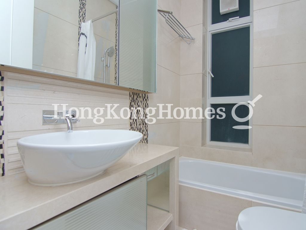 Guest Bathroom — Conduit 18, Mid-levels West