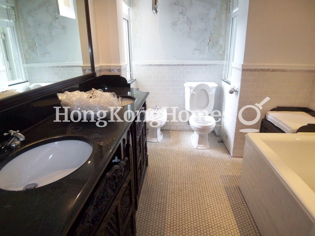 Master Bathroom — Ewan Court, Mid-levels East