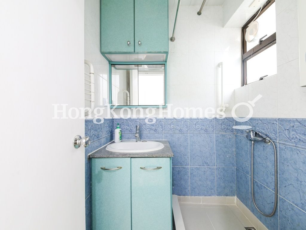 Guest Bathroom — Parc Oasis - Phase 02, Tower 01, Kowloon Tong