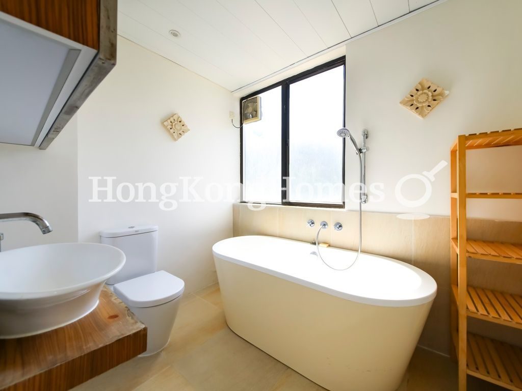 Master Bathroom — South Bay Towers, Repulse Bay