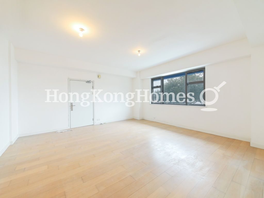 Living and Dining Room — Sea and Sky Court, Stanley