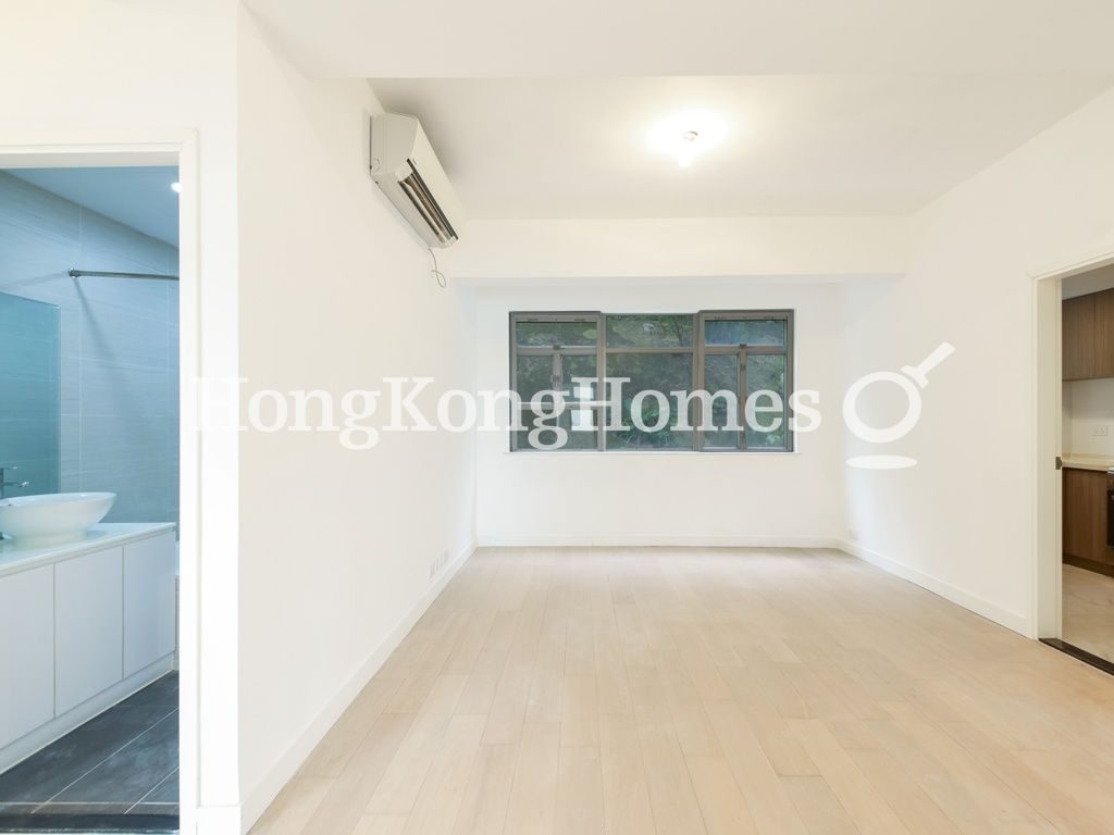 Living and Dining Room — Sea and Sky Court, Stanley