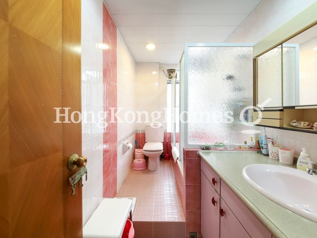 Guest Bathroom — La Clare Mansion - Block B, Pokfulam
