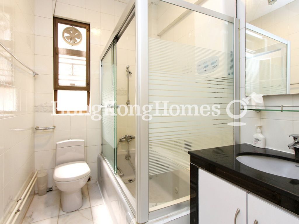 Master Bathroom — Mirror Marina, Mid-levels West