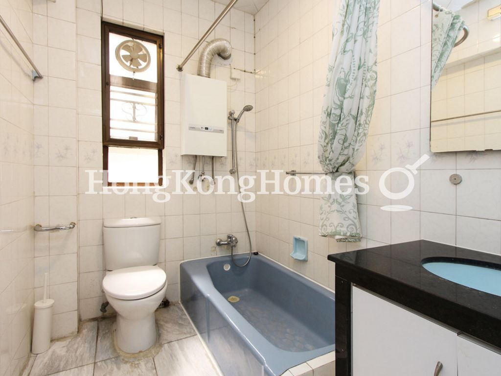 Guest Bathroom — Mirror Marina, Mid-levels West