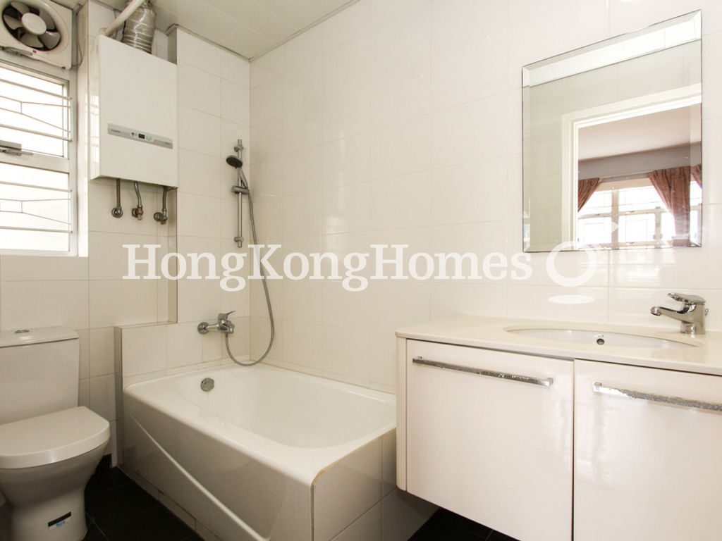 Master Bathroom — Robinson Garden Apartment - Block 03F-03G, Mid-levels West