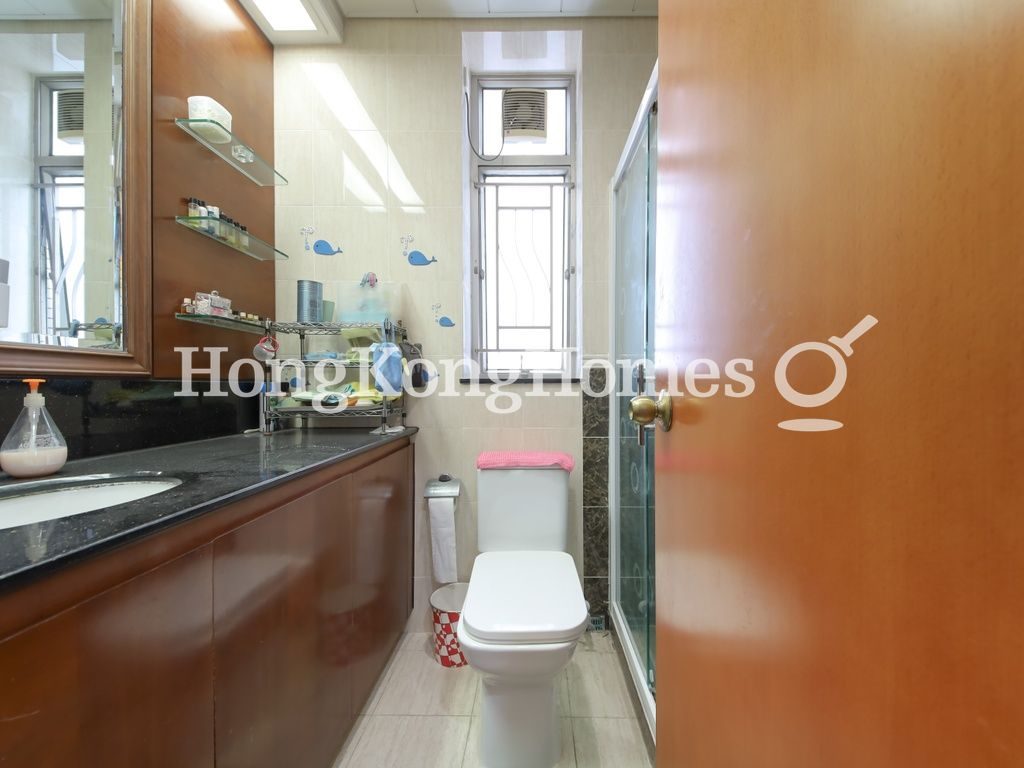 Guest Bathroom — Sorrento Tower - 1, Tsim Sha Tsui