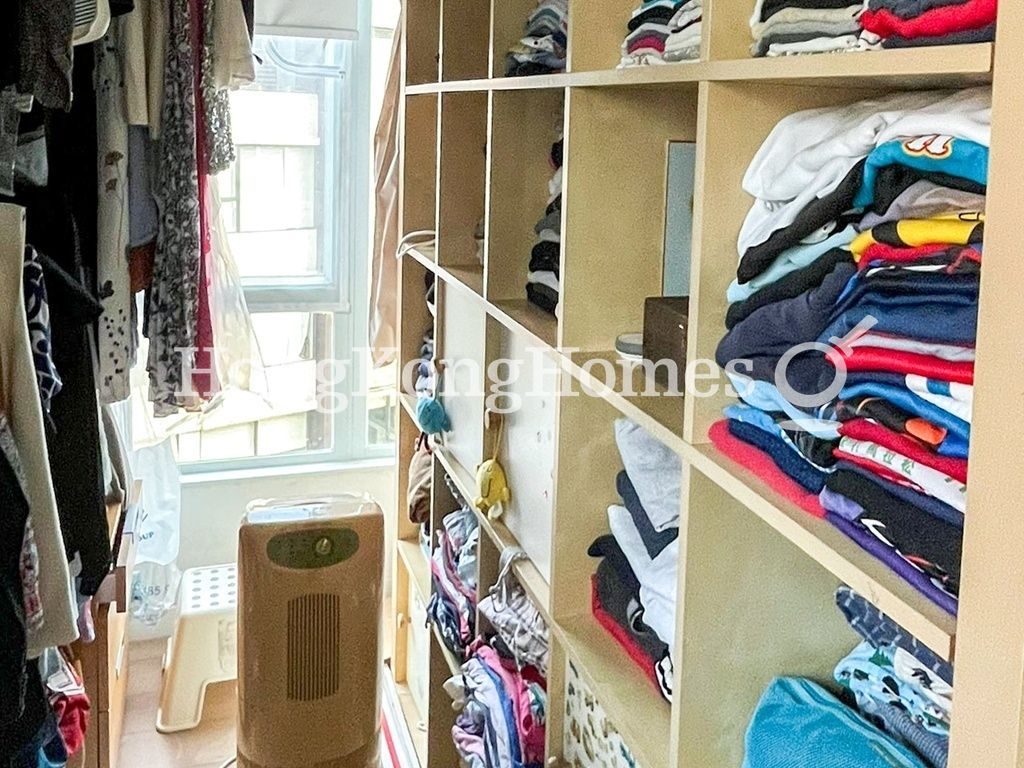 Wallk-in Closet — Pinewood Garden, Jardine's Lookout