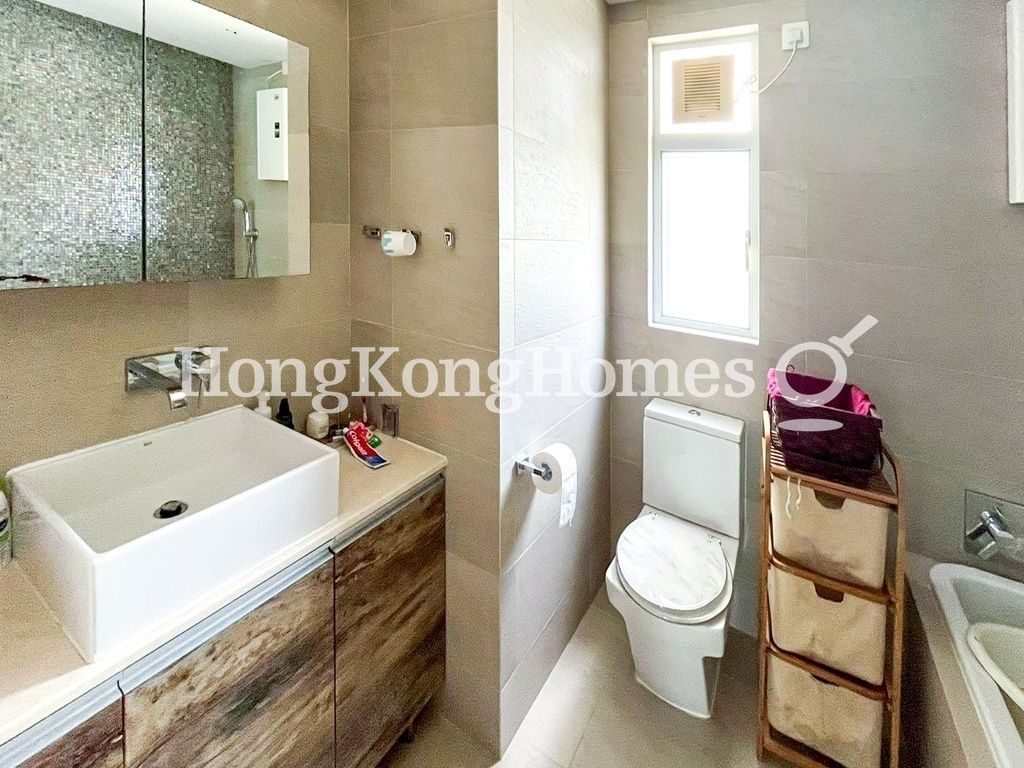 Master Bathroom — Pinewood Garden, Jardine's Lookout