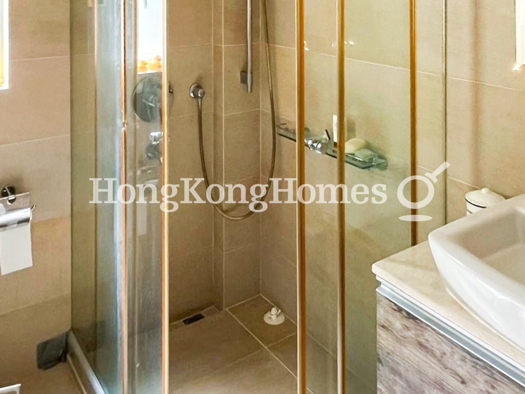 Guest Bathroom — Pinewood Garden, Jardine's Lookout
