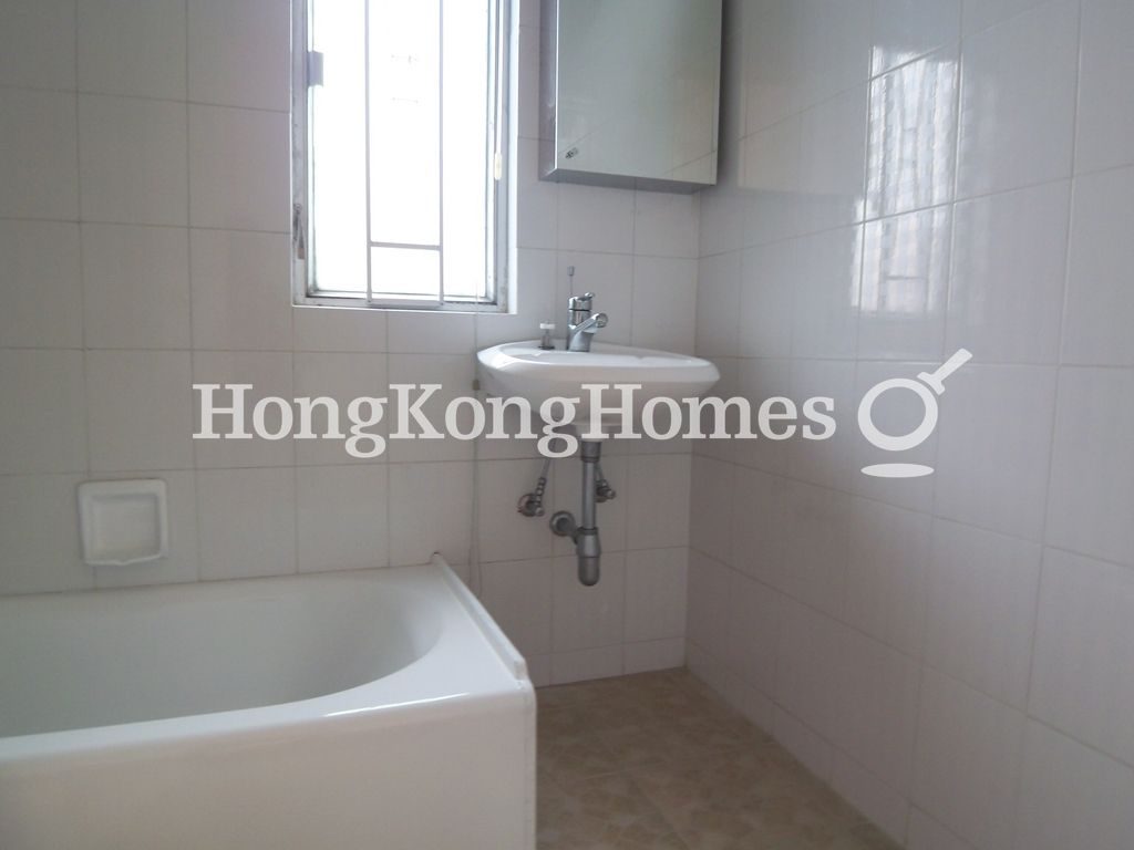 Master Bathroom — Bauhinia Gardens - Lowrise, Chung Hom Kok