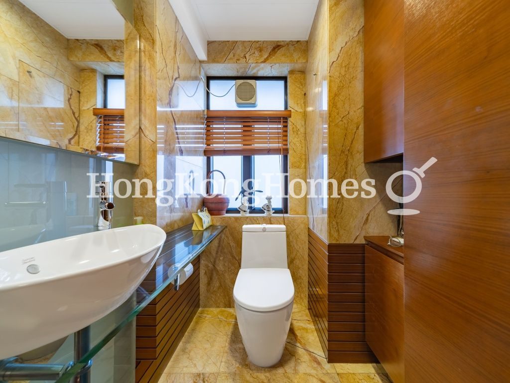 Guest Bathroom — Ewan Court, Mid-levels East